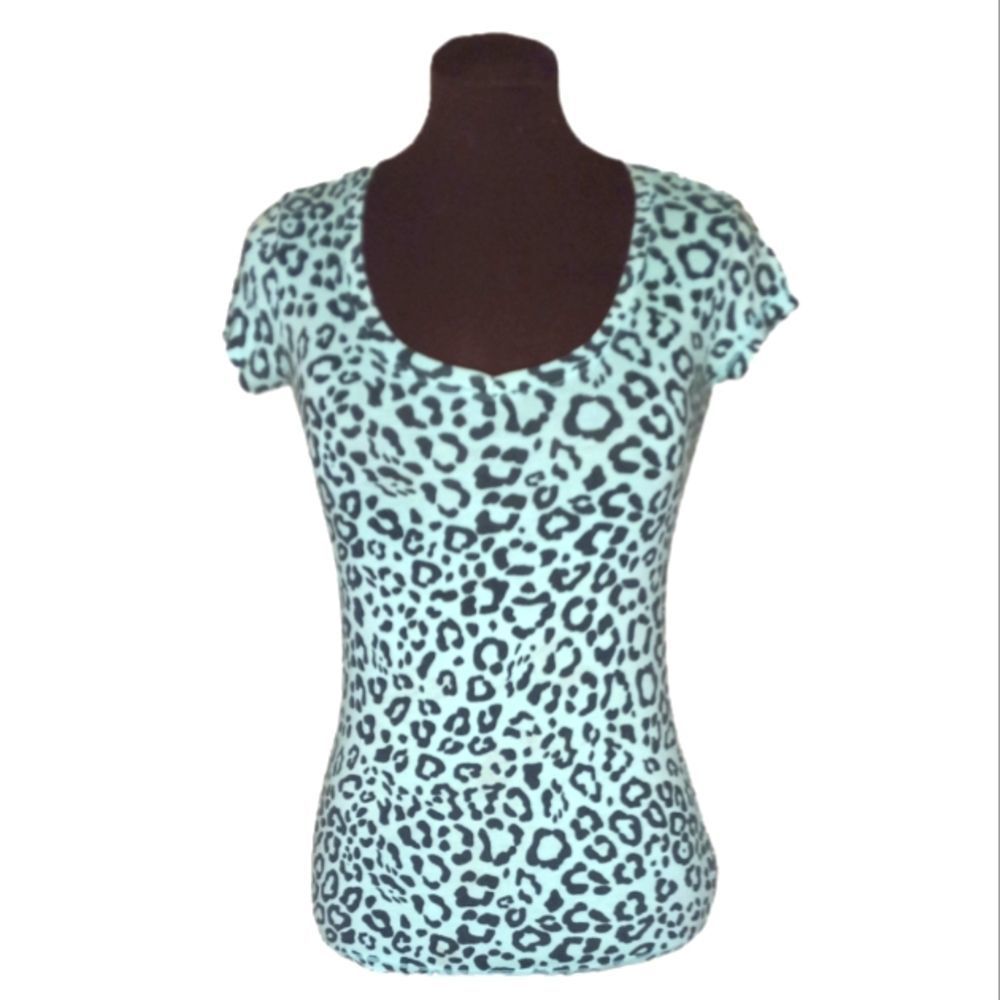 NO Boundaries Women's t-shirt Leopard Print Light Blue/Black, Small.